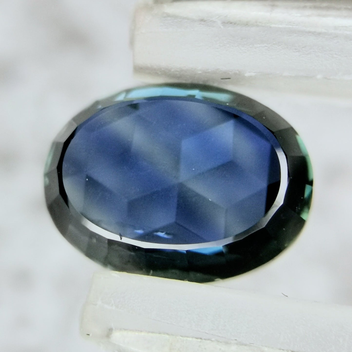 非加熱グリニッシュブルーサファイア 0.678ct★キューブカットとカラーバンド楽しめる台座型カットのケニア産