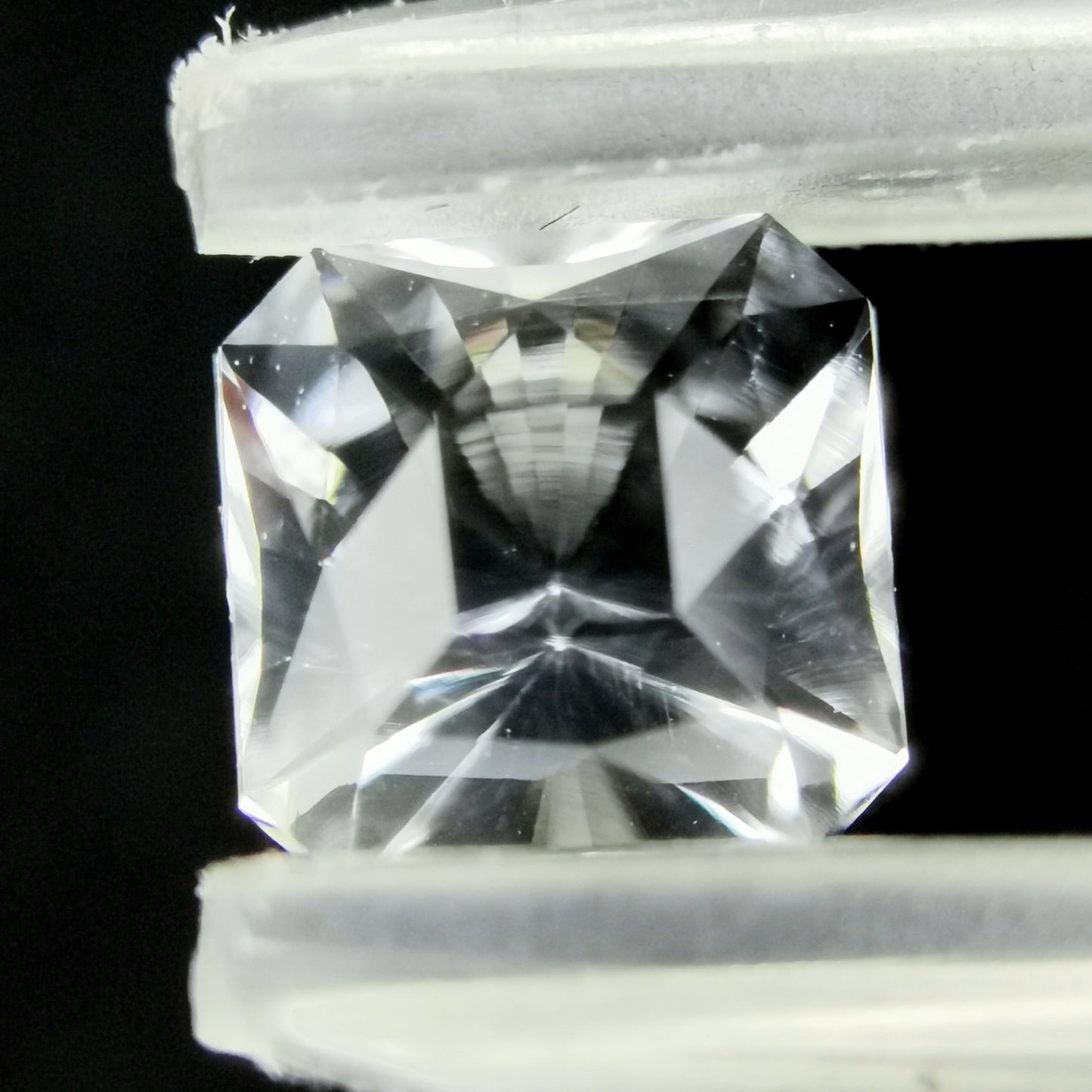 ハンガリー産ハイアライト 0.743ct★オクタゴンナリカーによる鋭い煌めきと強蛍光が美しい