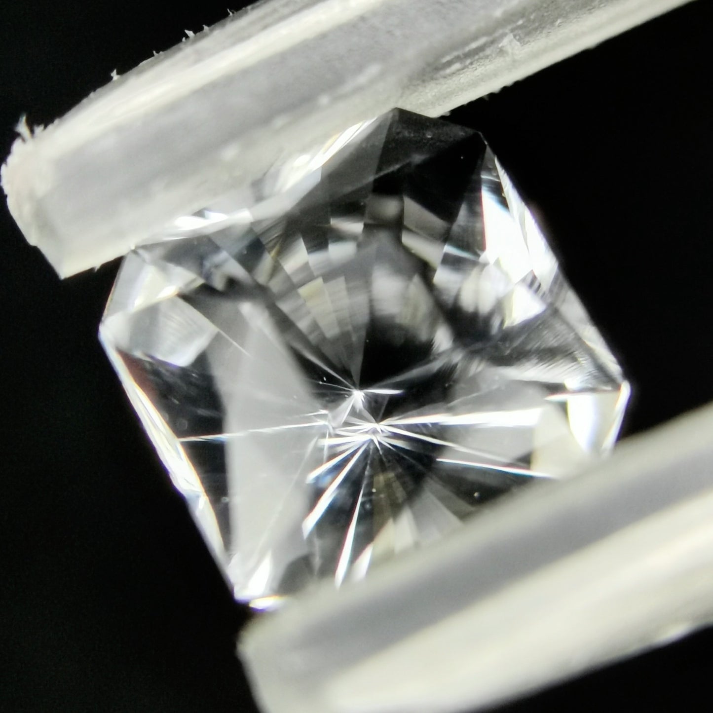 ハンガリー産ハイアライト 0.743ct★オクタゴンナリカーによる鋭い煌めきと強蛍光が美しい