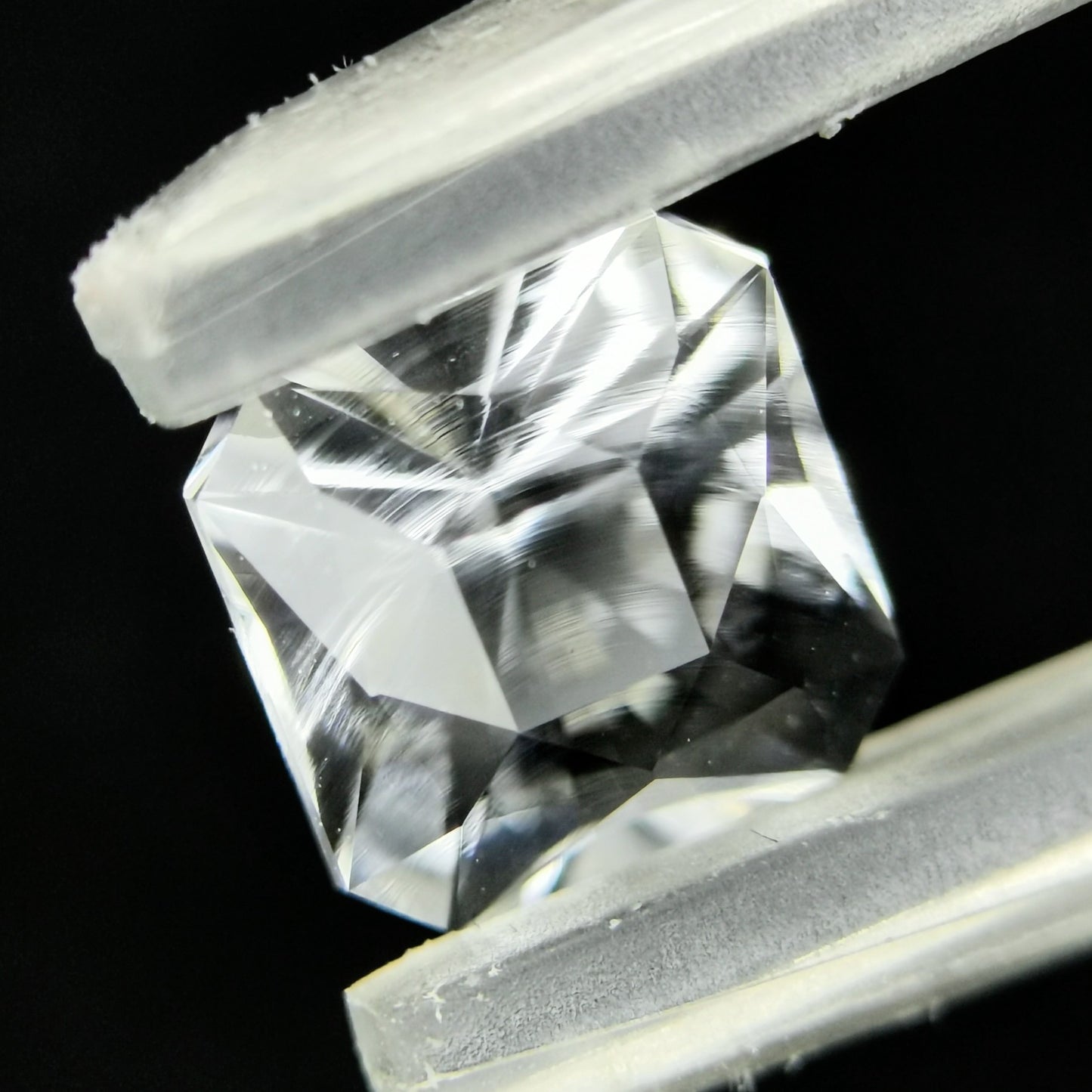 ハンガリー産ハイアライト 0.743ct★オクタゴンナリカーによる鋭い煌めきと強蛍光が美しい
