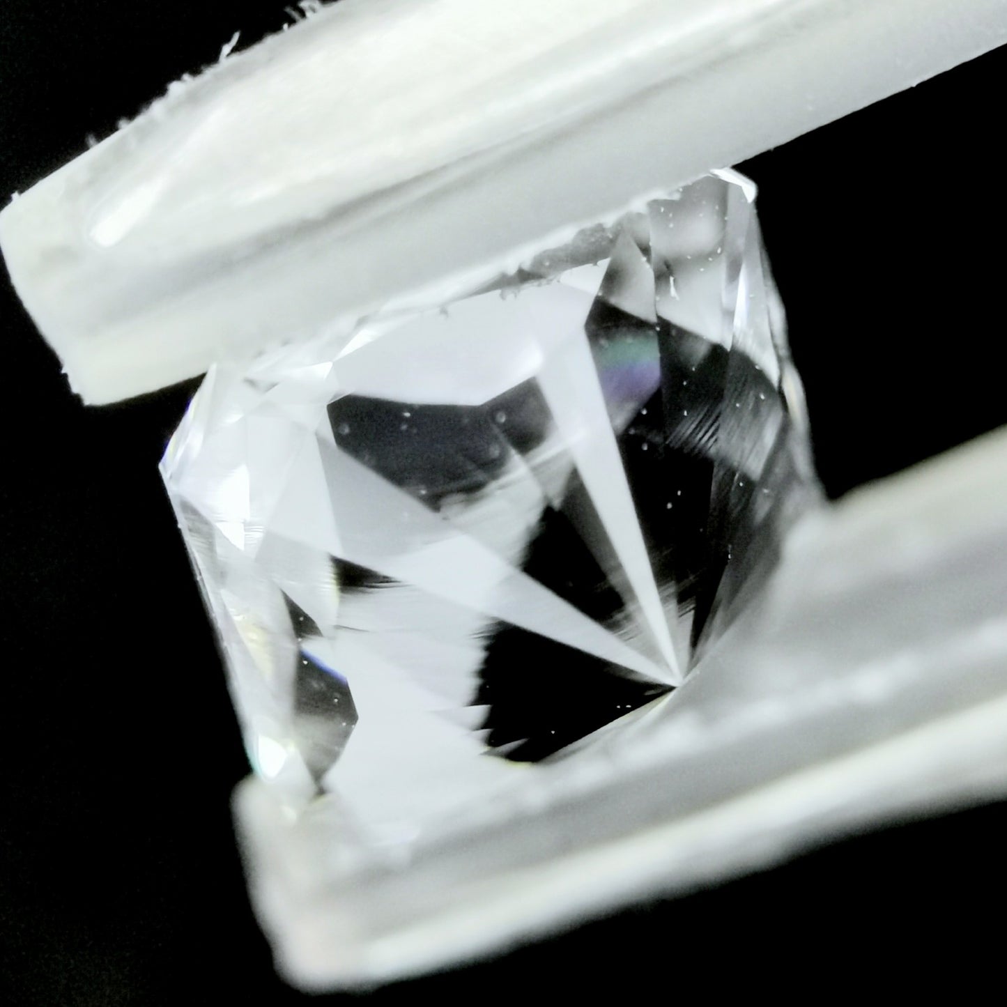 ハンガリー産ハイアライト 0.743ct★オクタゴンナリカーによる鋭い煌めきと強蛍光が美しい