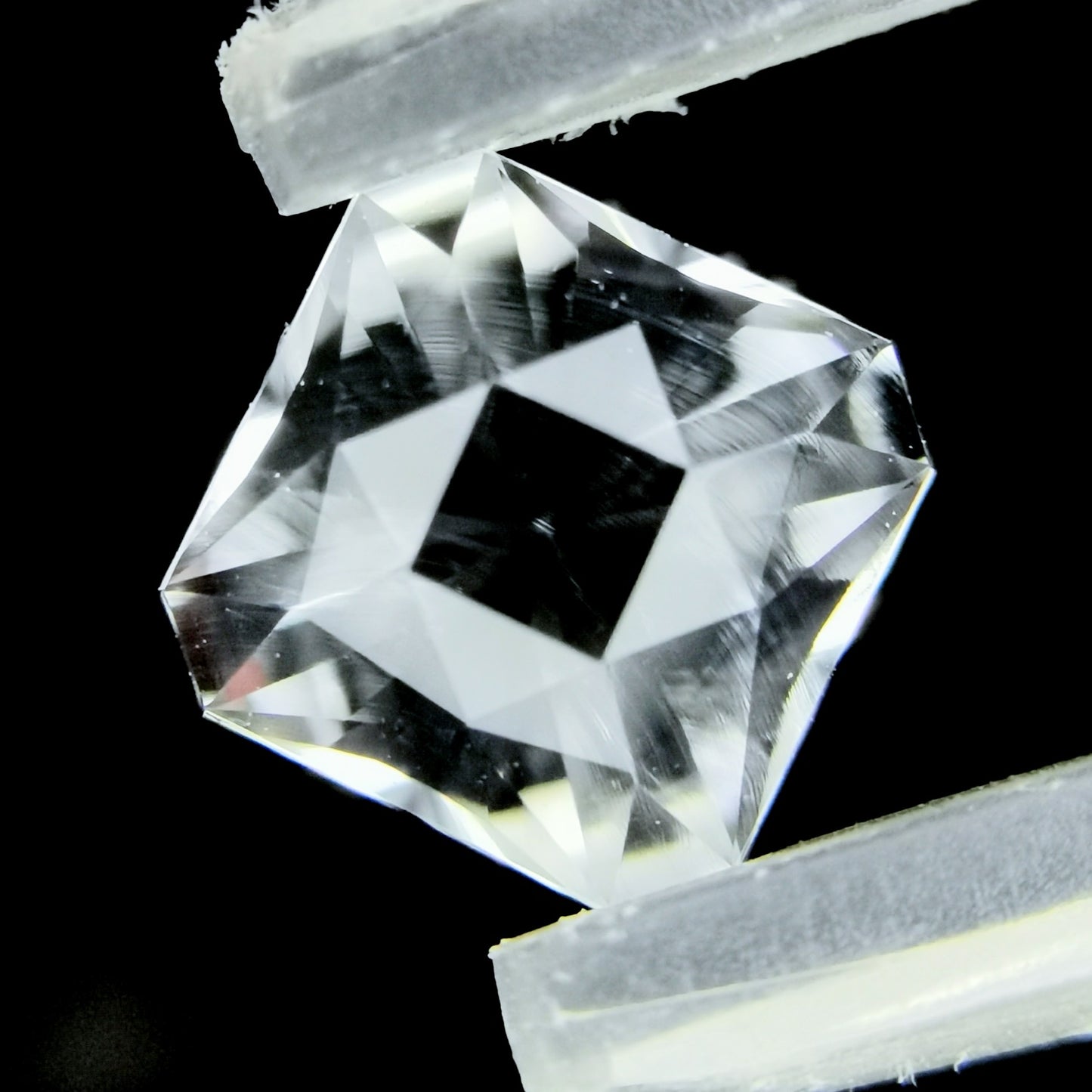 ハンガリー産ハイアライト 0.743ct★オクタゴンナリカーによる鋭い煌めきと強蛍光が美しい