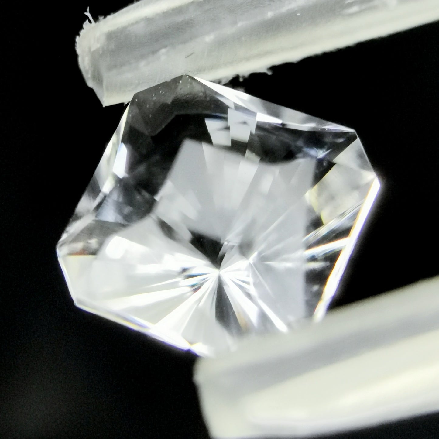 ハンガリー産ハイアライト 0.743ct★オクタゴンナリカーによる鋭い煌めきと強蛍光が美しい