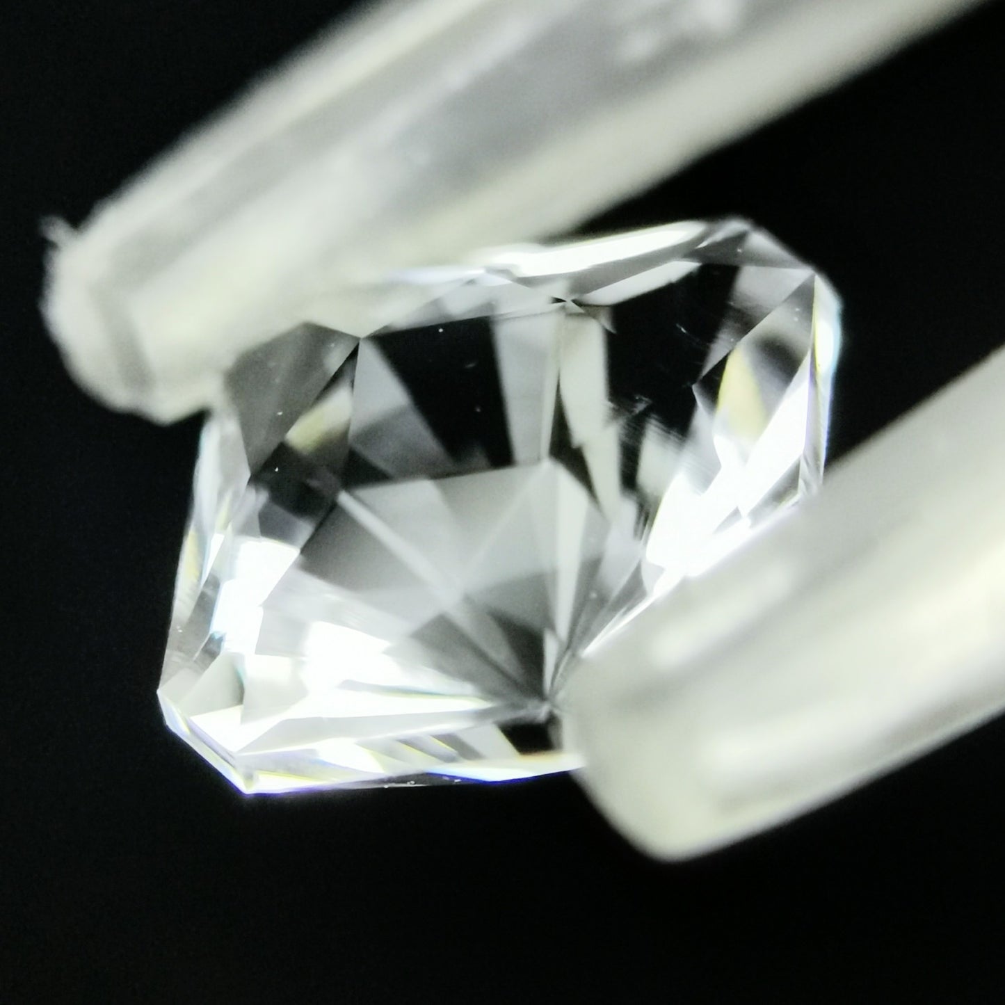 ハンガリー産ハイアライト 0.743ct★オクタゴンナリカーによる鋭い煌めきと強蛍光が美しい
