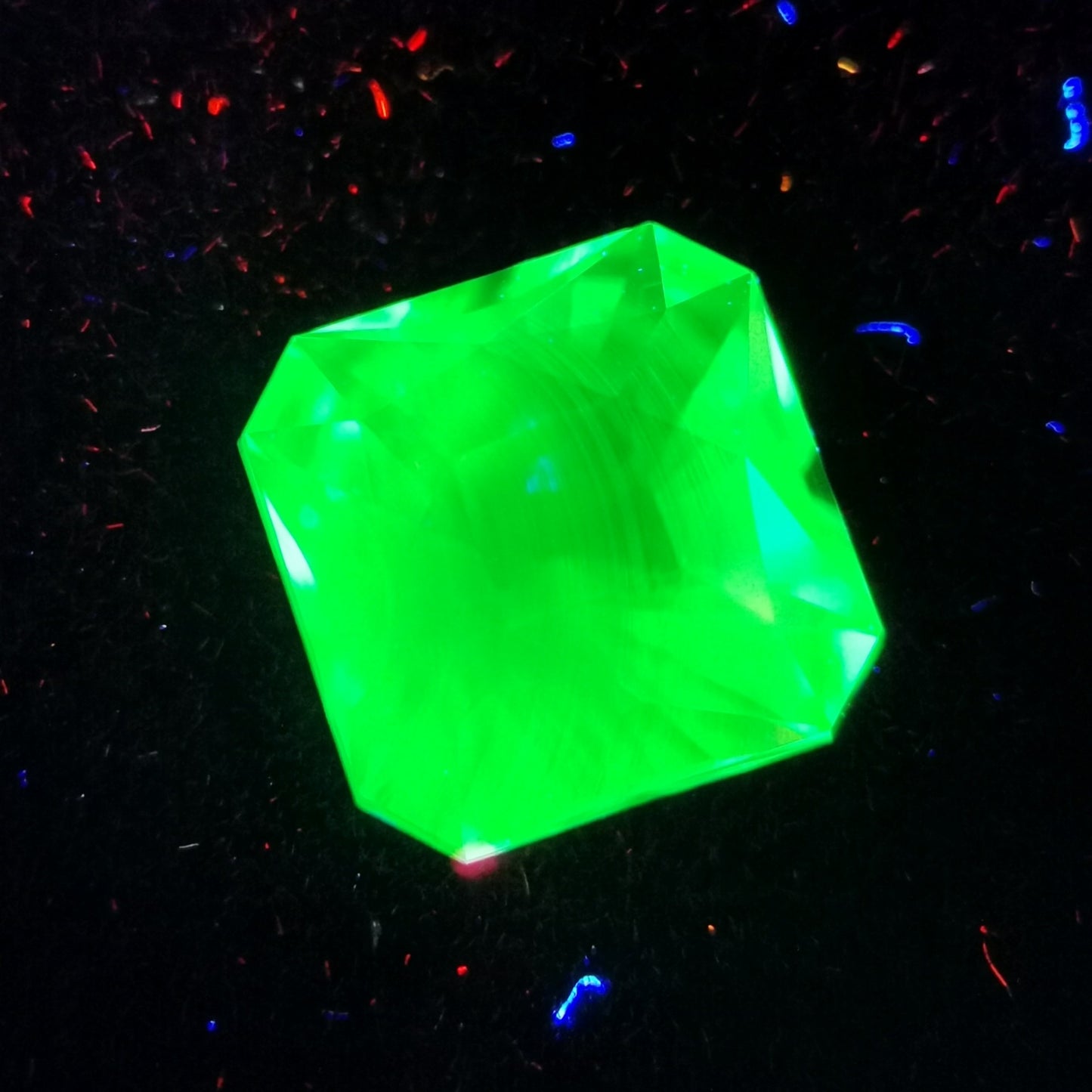ハンガリー産ハイアライト 0.743ct★オクタゴンナリカーによる鋭い煌めきと強蛍光が美しい