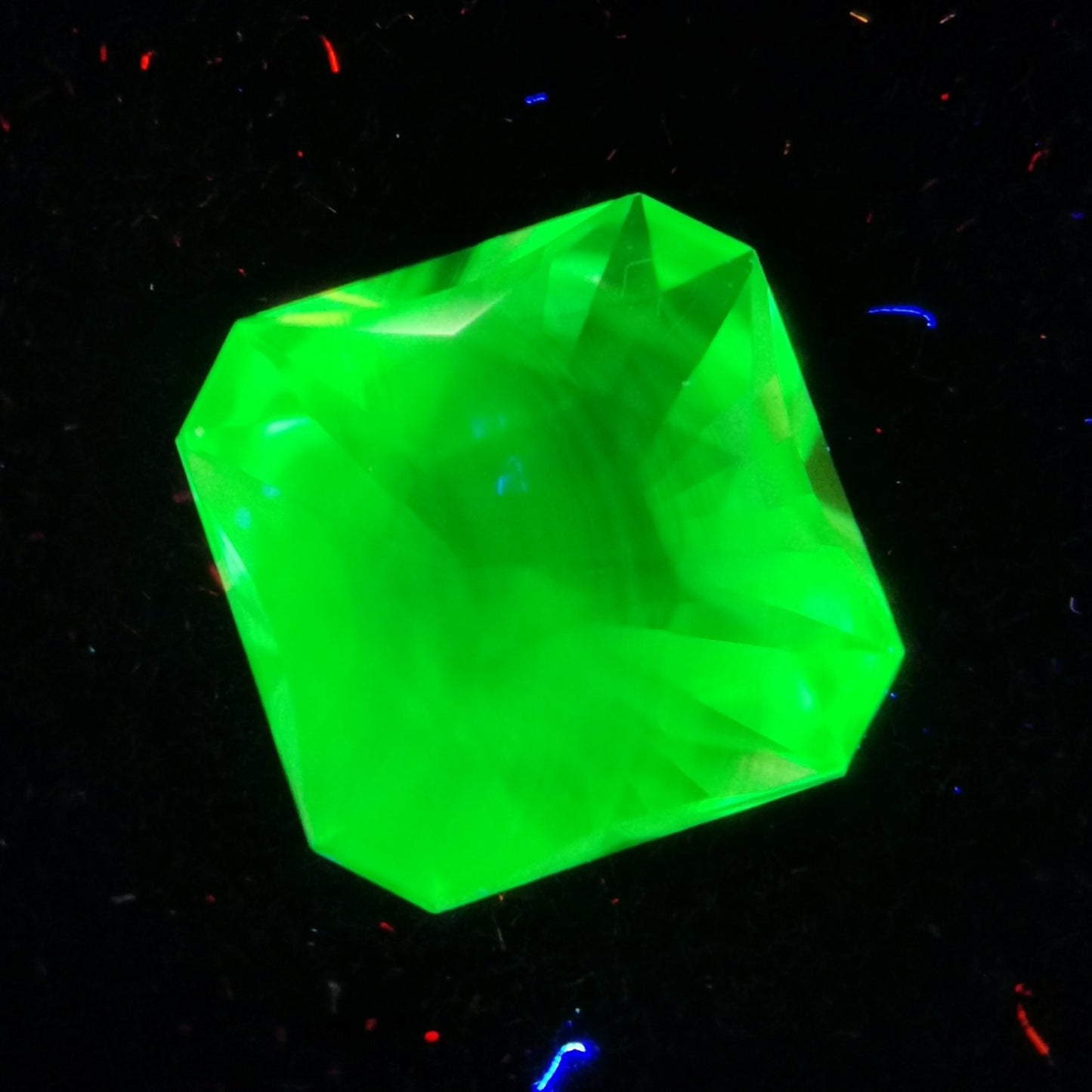 ハンガリー産ハイアライト 0.743ct★オクタゴンナリカーによる鋭い煌めきと強蛍光が美しい