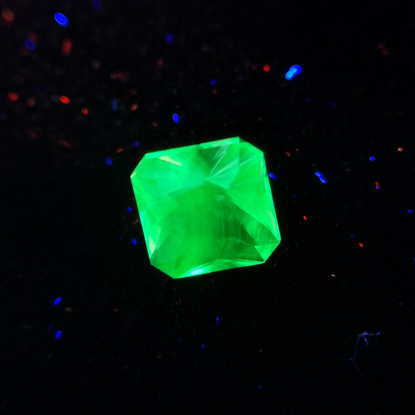 ハンガリー産ハイアライト 0.743ct★オクタゴンナリカーによる鋭い煌めきと強蛍光が美しい