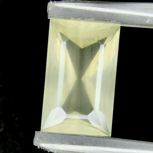ゴールデンラブラドライト4.04ct  / 師匠の独創的なカットで仕上がった雰囲気の良いバケット