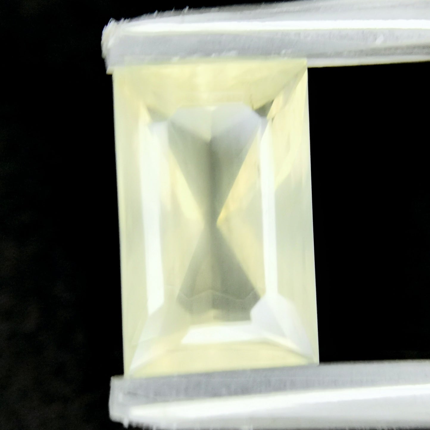ゴールデンラブラドライト4.04ct / 師匠の独創的なカットで仕上がった雰囲気の良いバケット