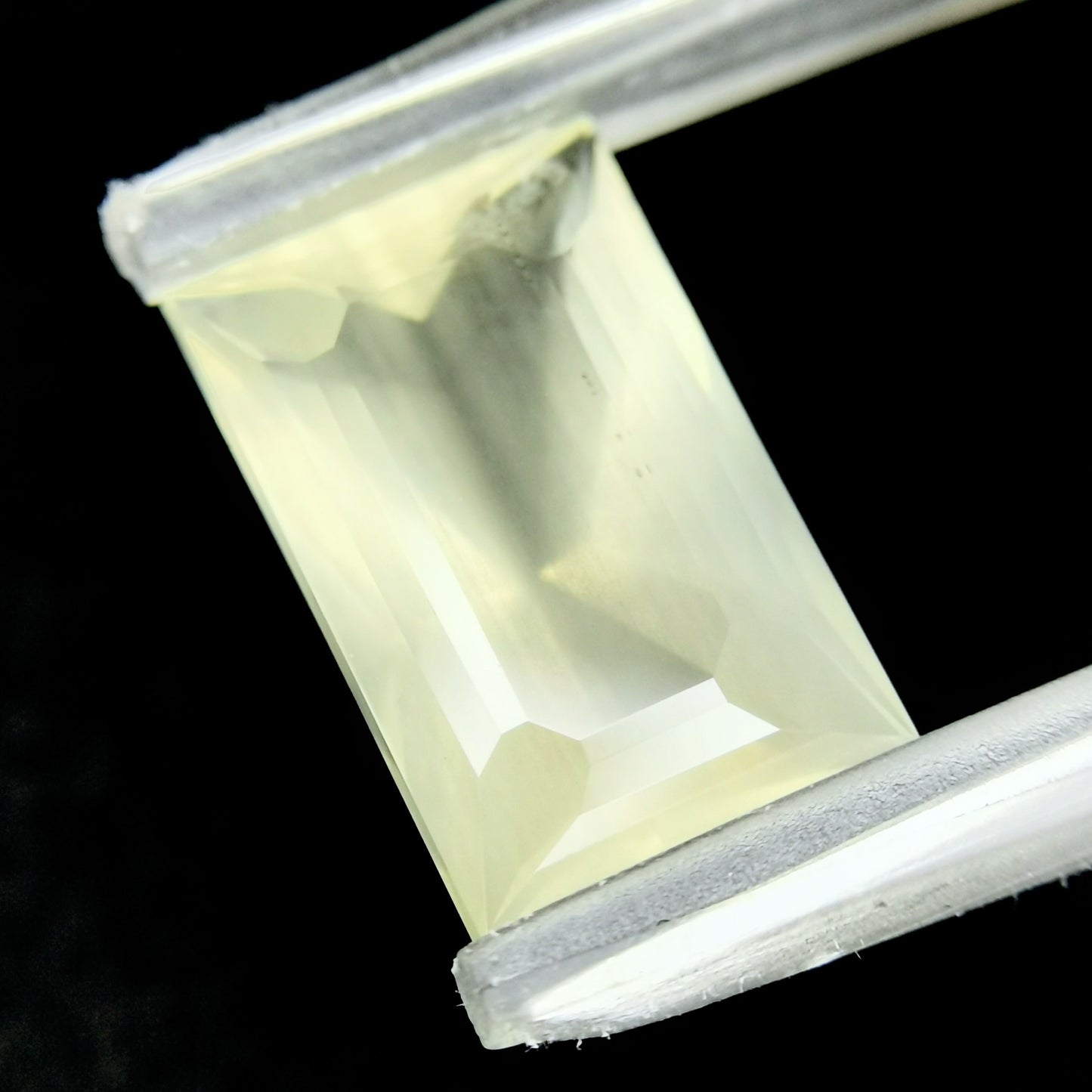 ゴールデンラブラドライト4.04ct / 師匠の独創的なカットで仕上がった雰囲気の良いバケット