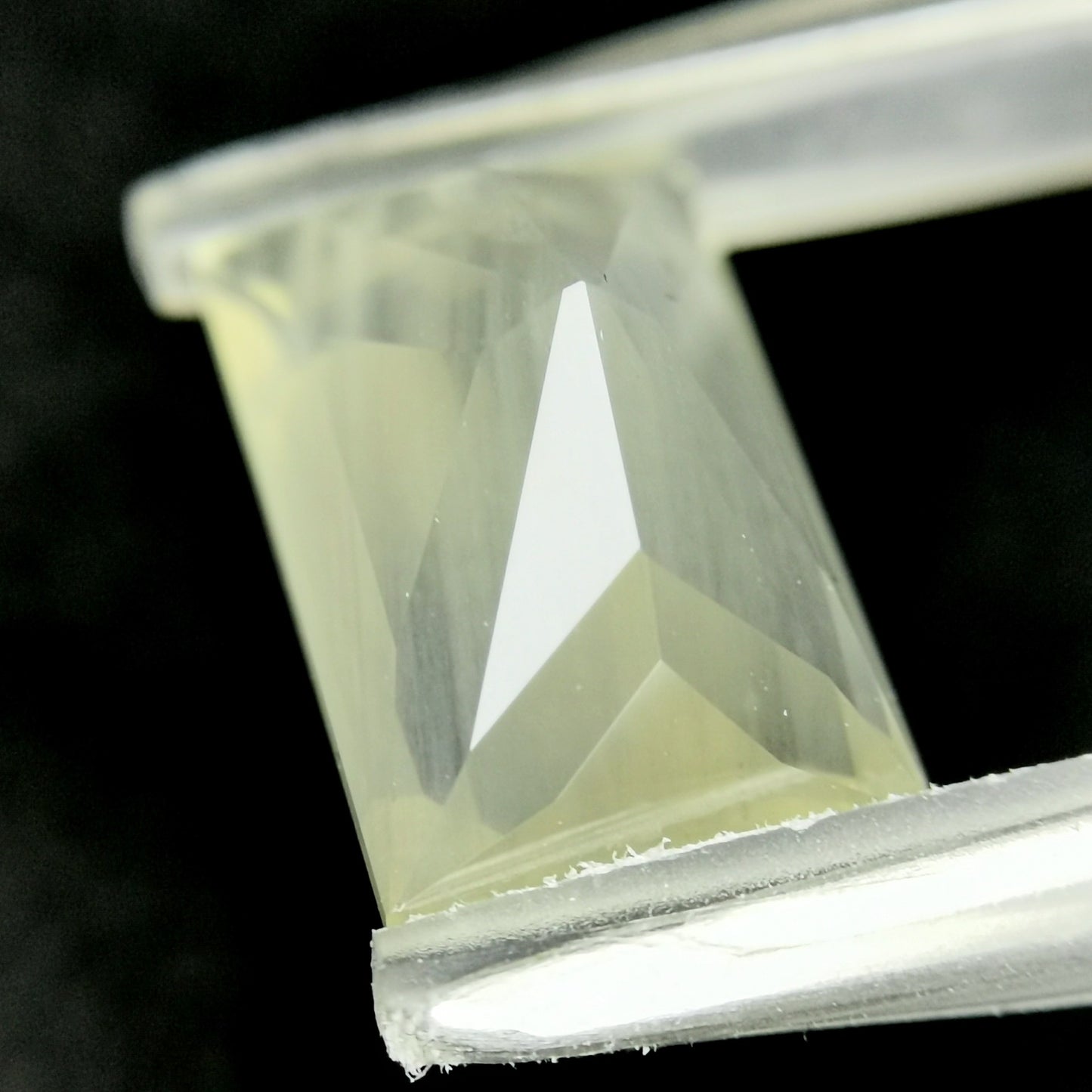 ゴールデンラブラドライト4.04ct / 師匠の独創的なカットで仕上がった雰囲気の良いバケット