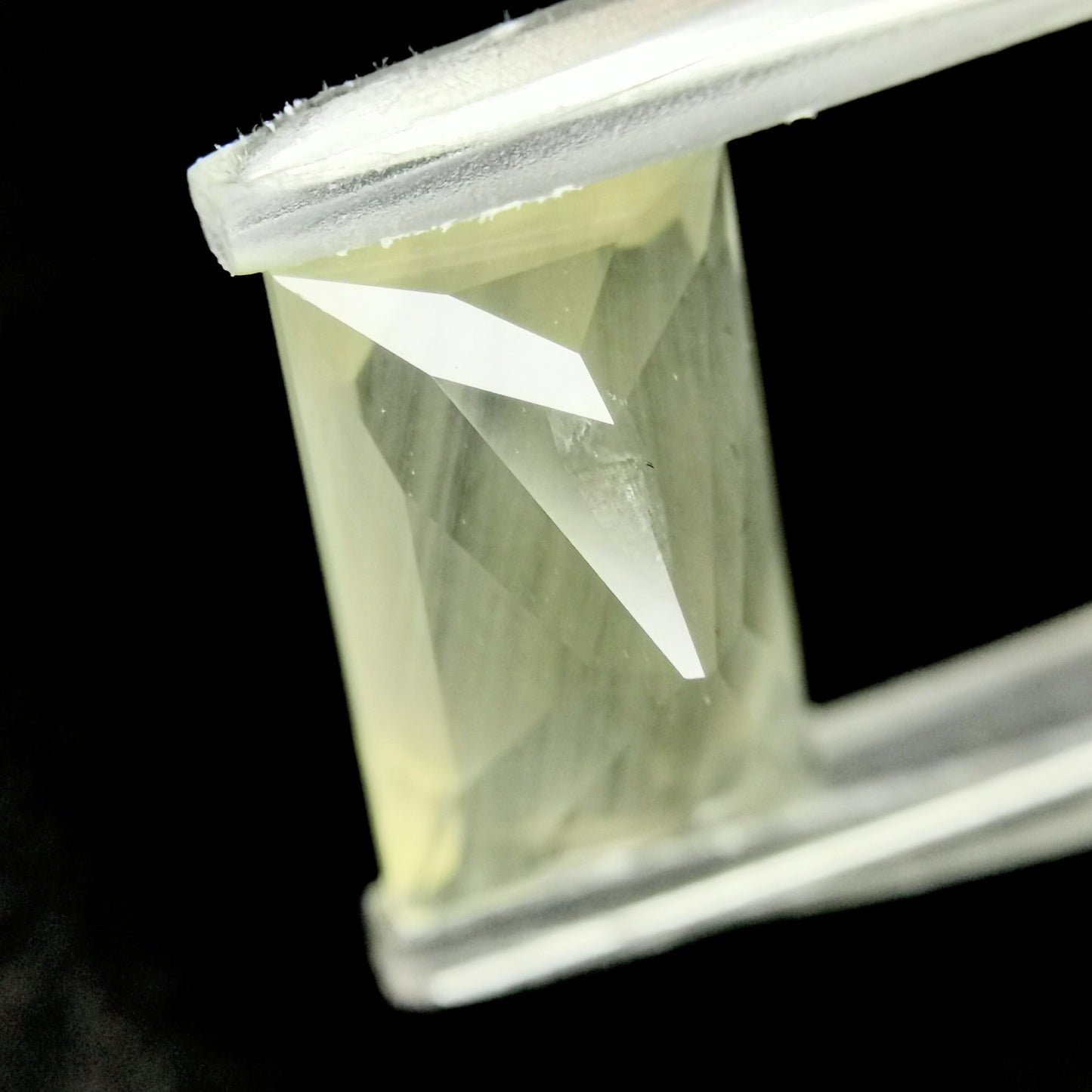 ゴールデンラブラドライト4.04ct / 師匠の独創的なカットで仕上がった雰囲気の良いバケット