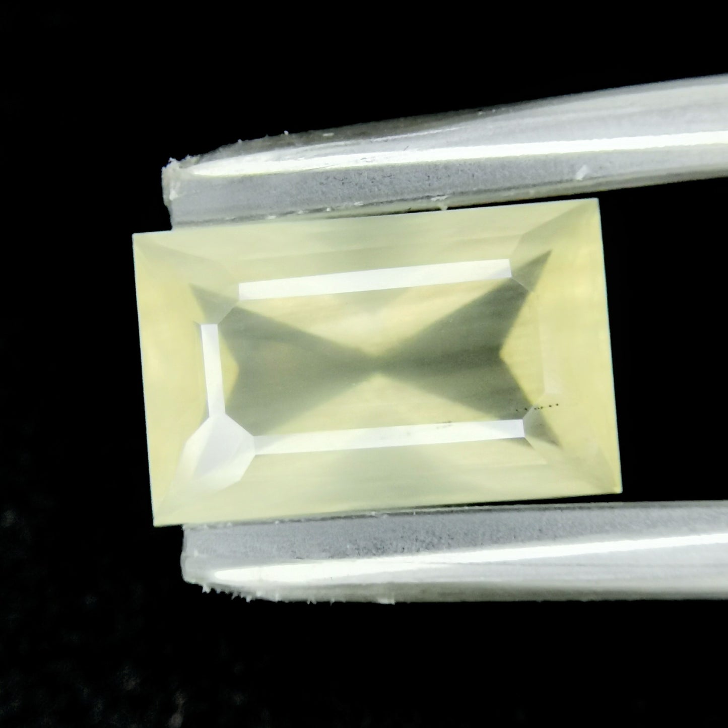 ゴールデンラブラドライト4.04ct / 師匠の独創的なカットで仕上がった雰囲気の良いバケット