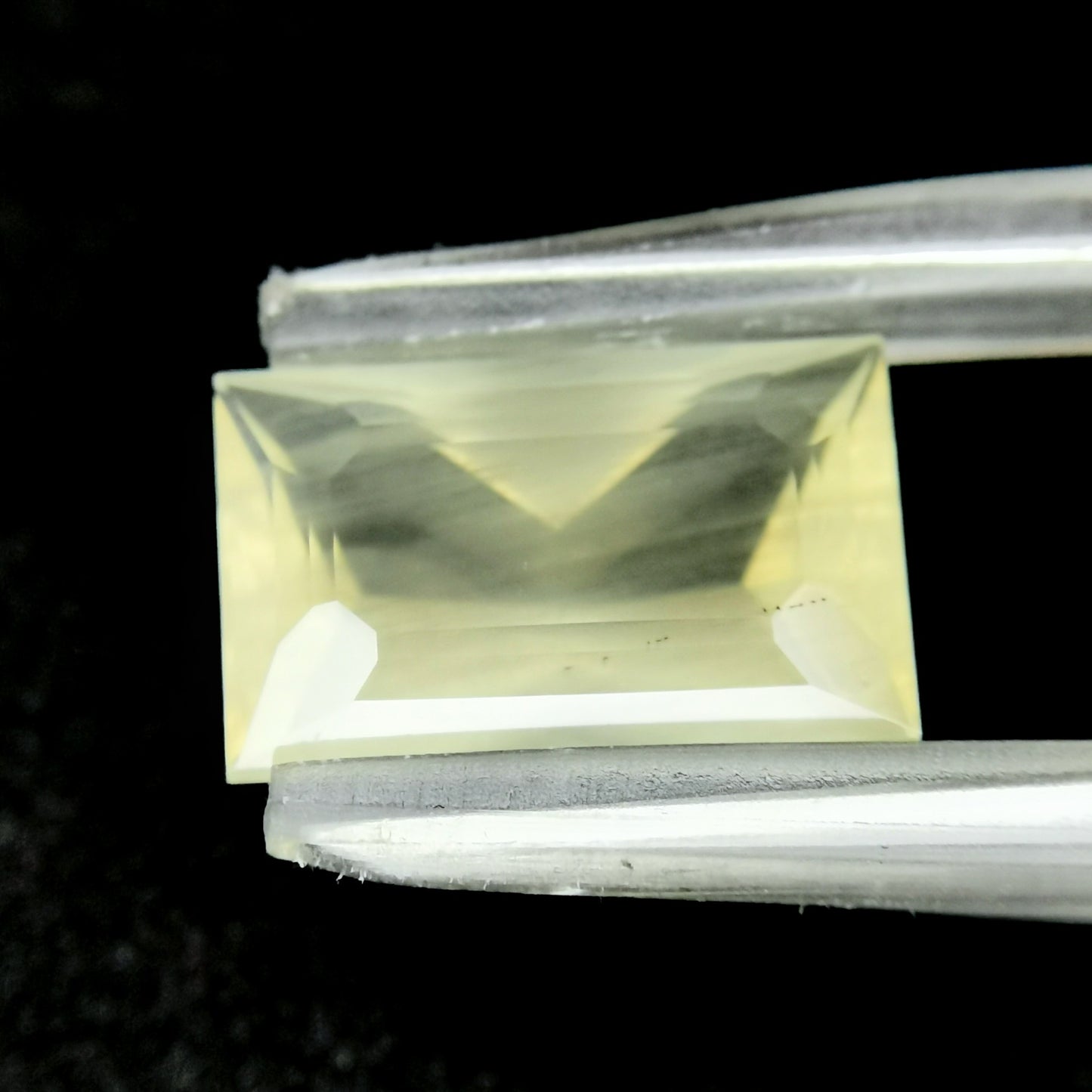 ゴールデンラブラドライト4.04ct / 師匠の独創的なカットで仕上がった雰囲気の良いバケット