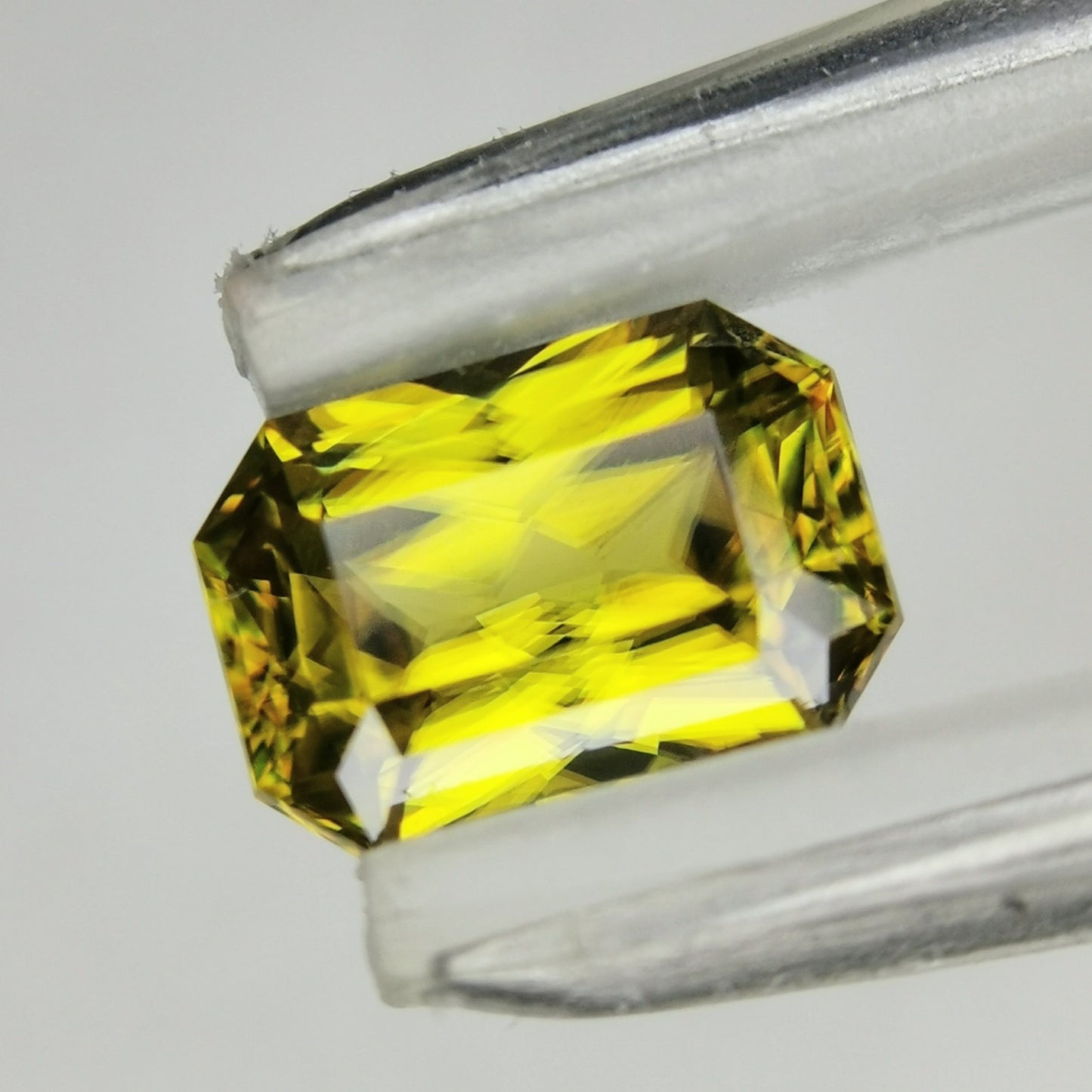 マダガスカル産スフェーン 0.94ct★煌めきダブリング凄まじいゴールドの美しい結晶