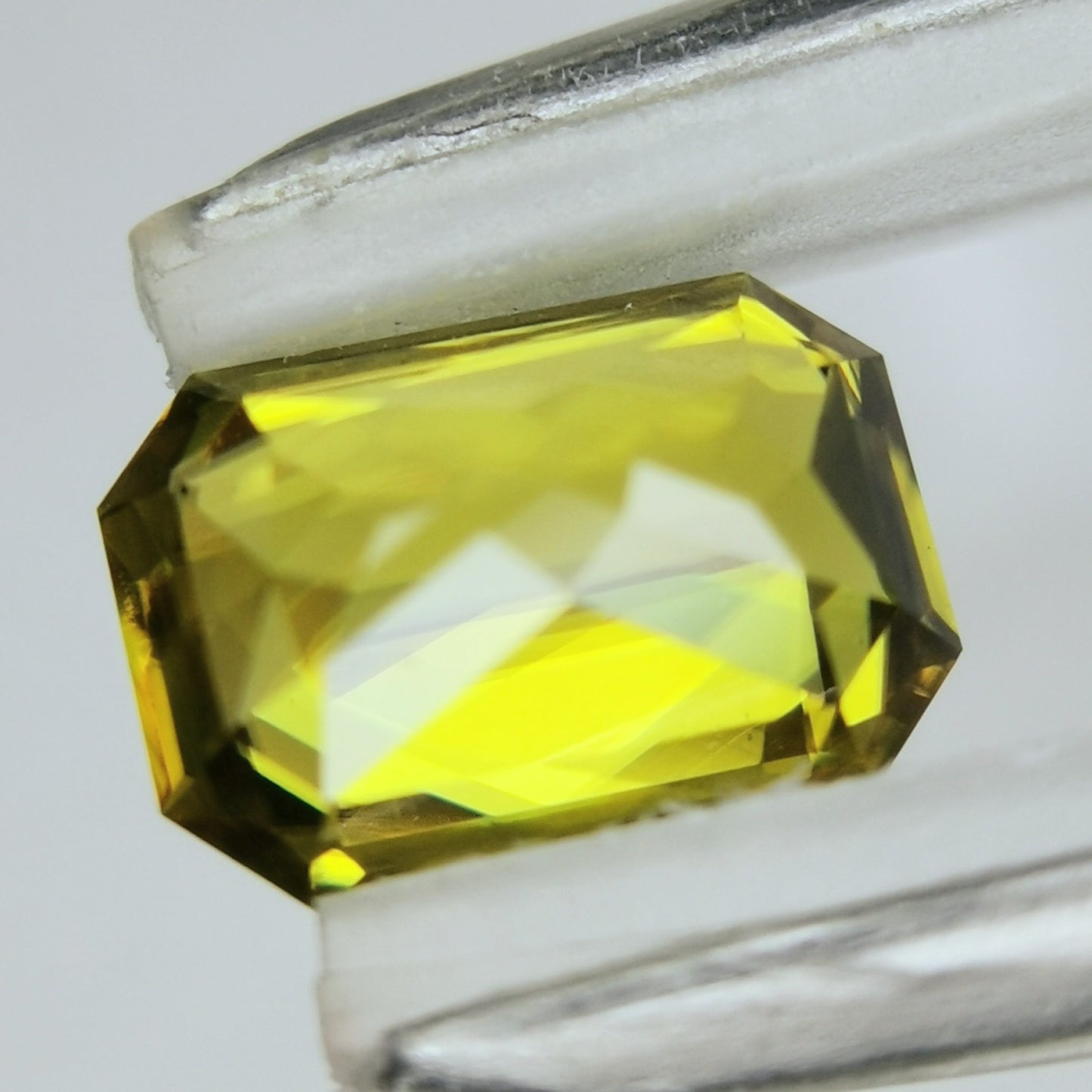 マダガスカル産スフェーン 0.94ct★煌めきダブリング凄まじいゴールドの美しい結晶
