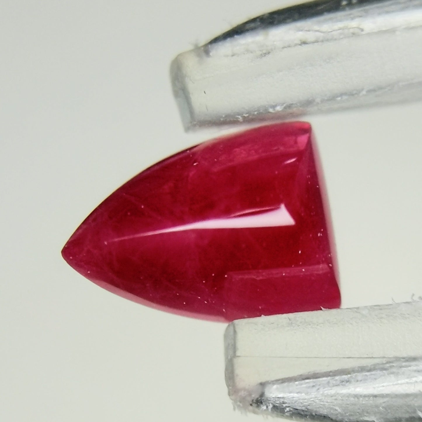 ビルマ産ルビー 0.455ct★強蛍光の可愛いトンガリシュガーローフ