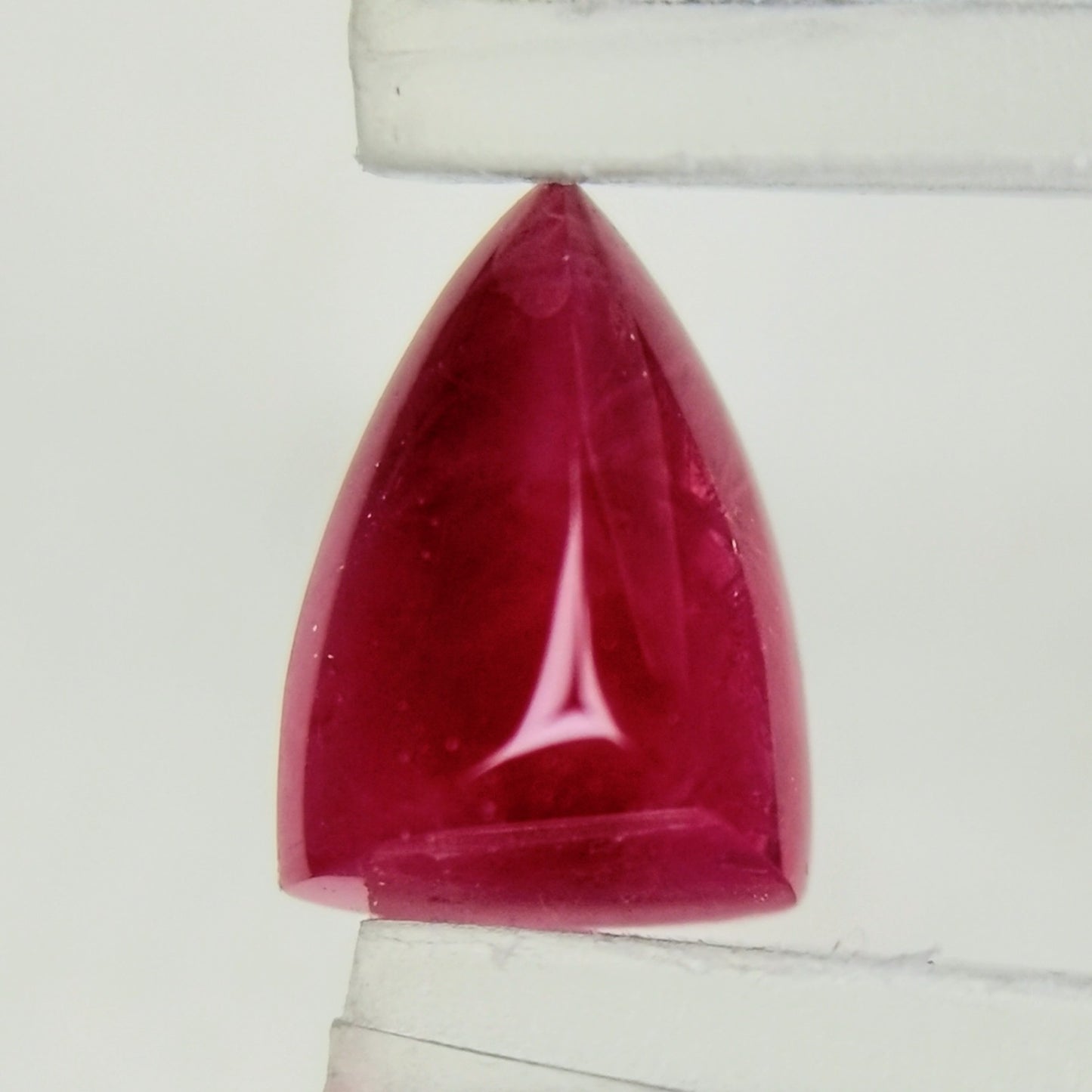 ビルマ産ルビー 0.455ct★強蛍光の可愛いトンガリシュガーローフ
