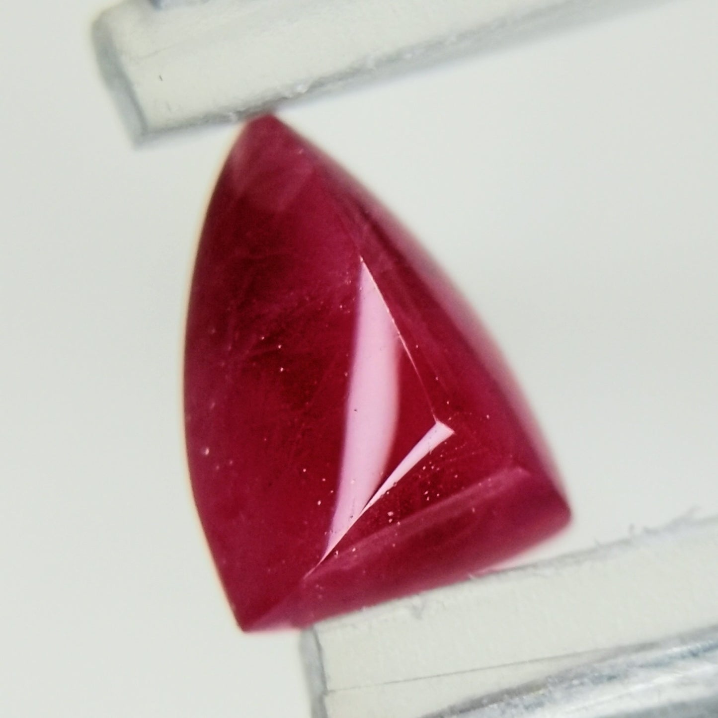 ビルマ産ルビー 0.455ct★強蛍光の可愛いトンガリシュガーローフ