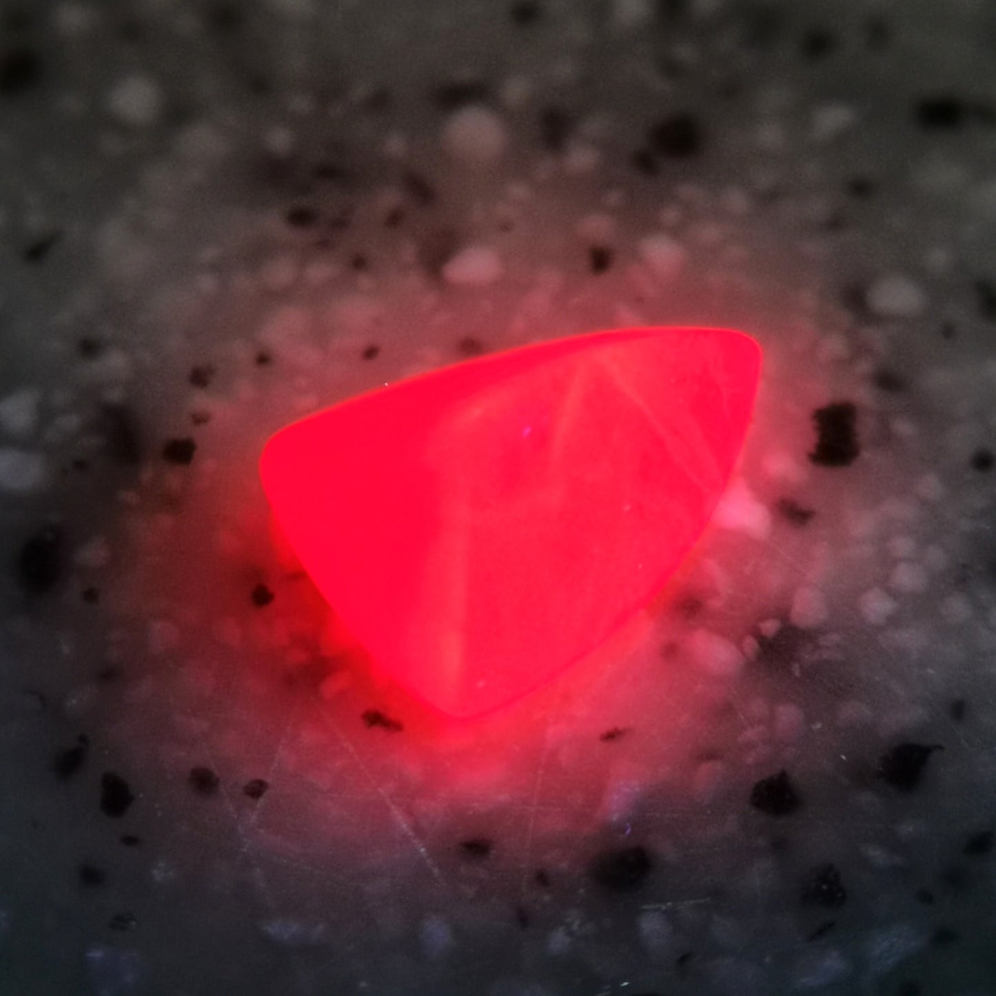 ビルマ産ルビー 0.455ct★強蛍光の可愛いトンガリシュガーローフ