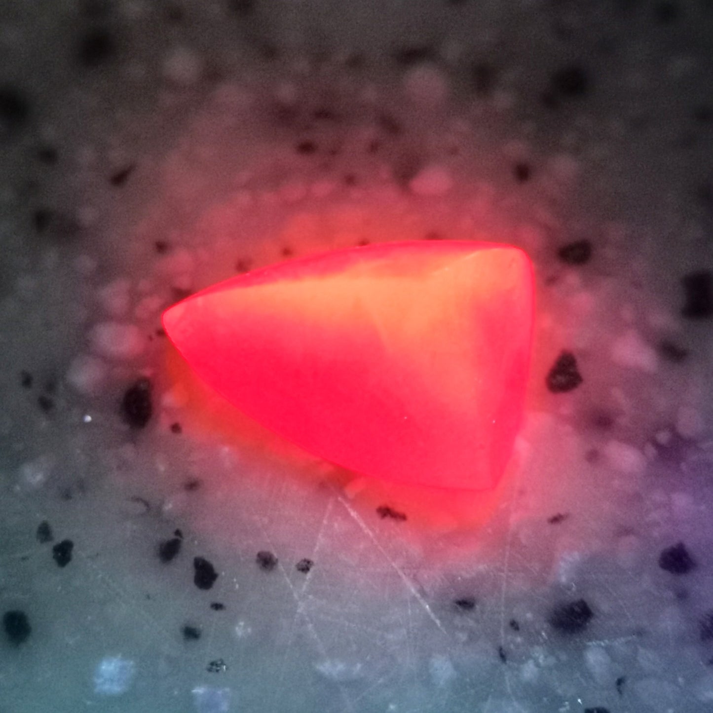 ビルマ産ルビー 0.455ct★強蛍光の可愛いトンガリシュガーローフ