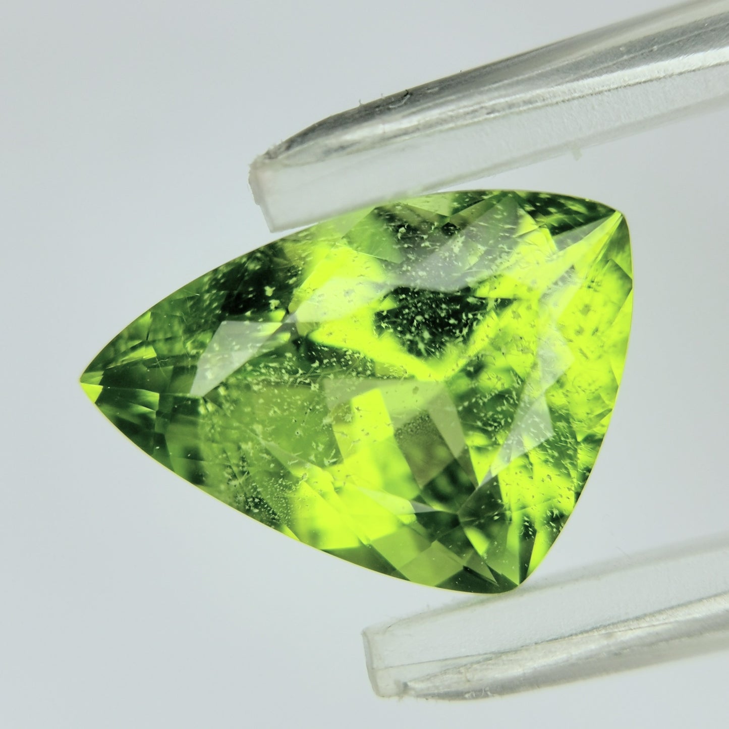 ペリドット 3.67ct / 粉雪舞うような面白いインクルージョンが最高の一石