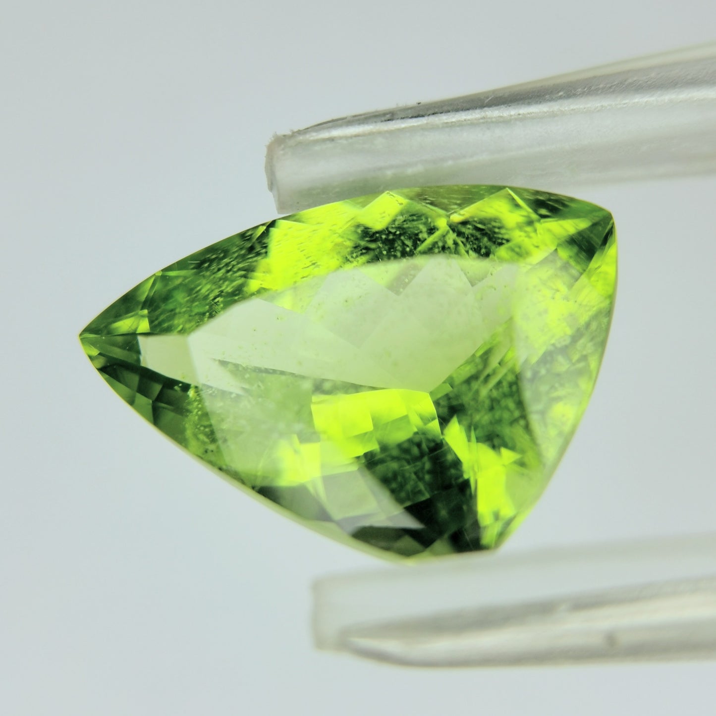 ペリドット 3.67ct / 粉雪舞うような面白いインクルージョンが最高の一石
