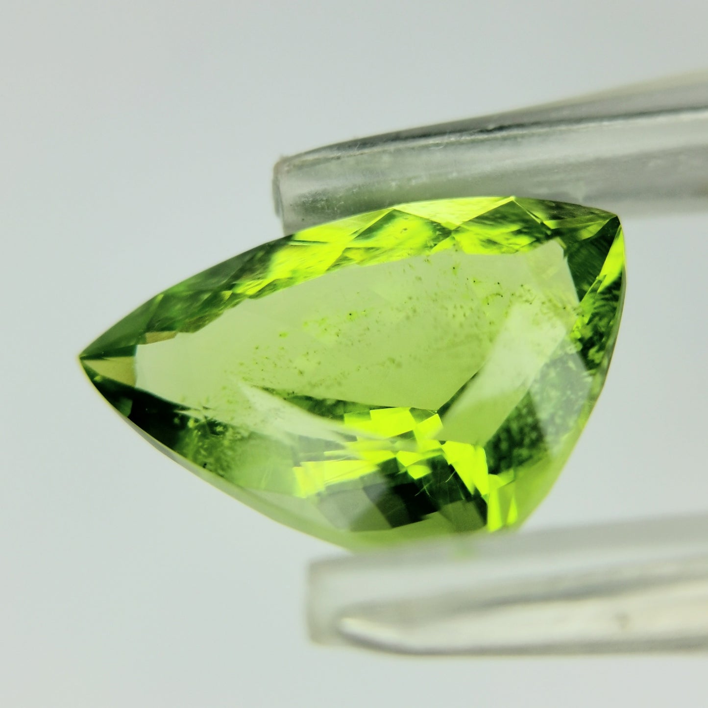 ペリドット 3.67ct / 粉雪舞うような面白いインクルージョンが最高の一石