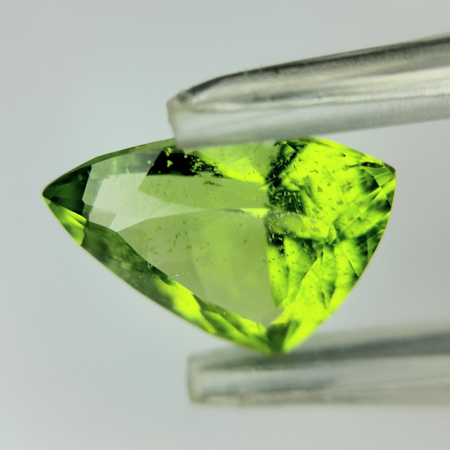ペリドット 3.67ct / 粉雪舞うような面白いインクルージョンが最高の一石