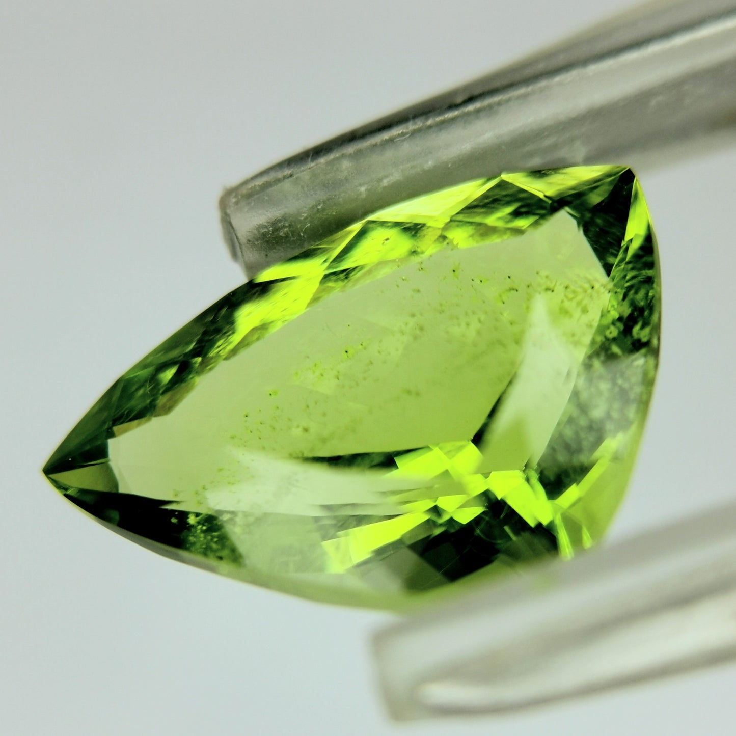 ペリドット 3.67ct / 粉雪舞うような面白いインクルージョンが最高の一石