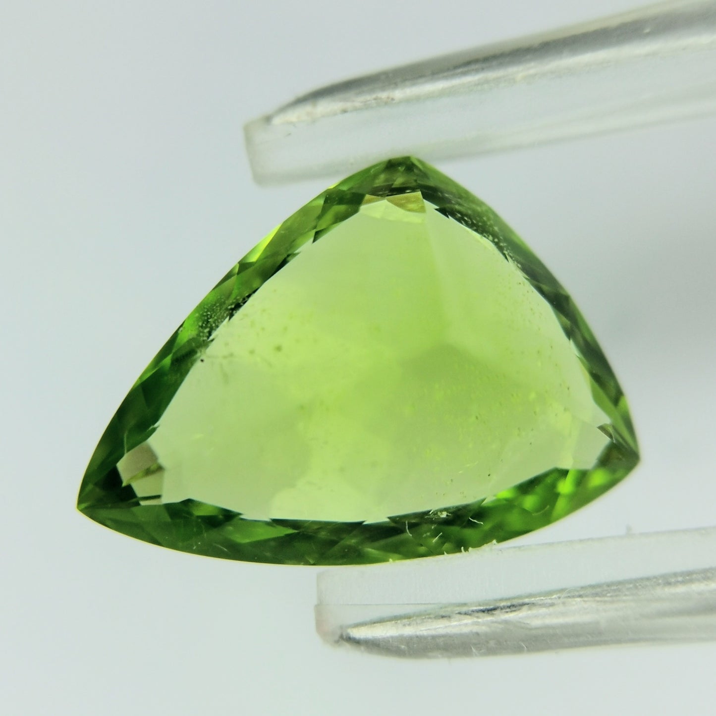 ペリドット 3.67ct / 粉雪舞うような面白いインクルージョンが最高の一石