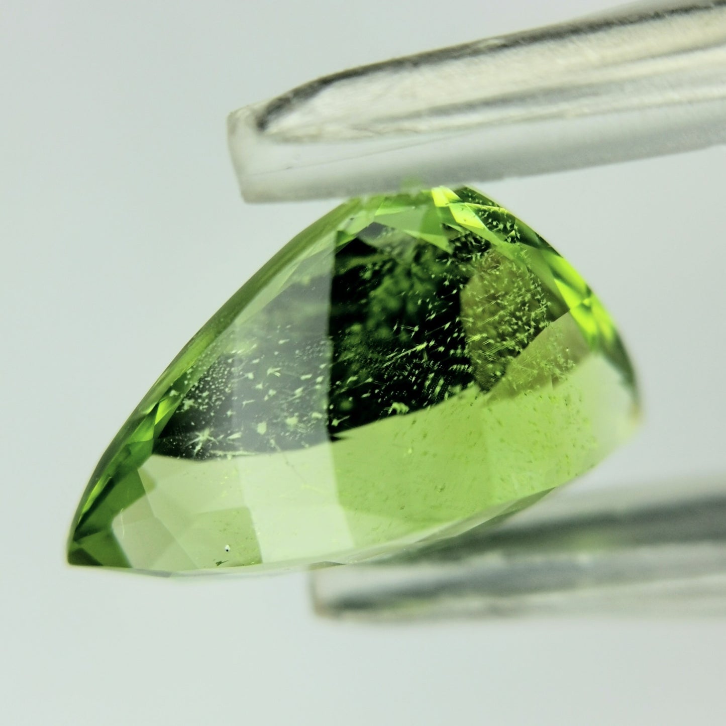 ペリドット 3.67ct / 粉雪舞うような面白いインクルージョンが最高の一石