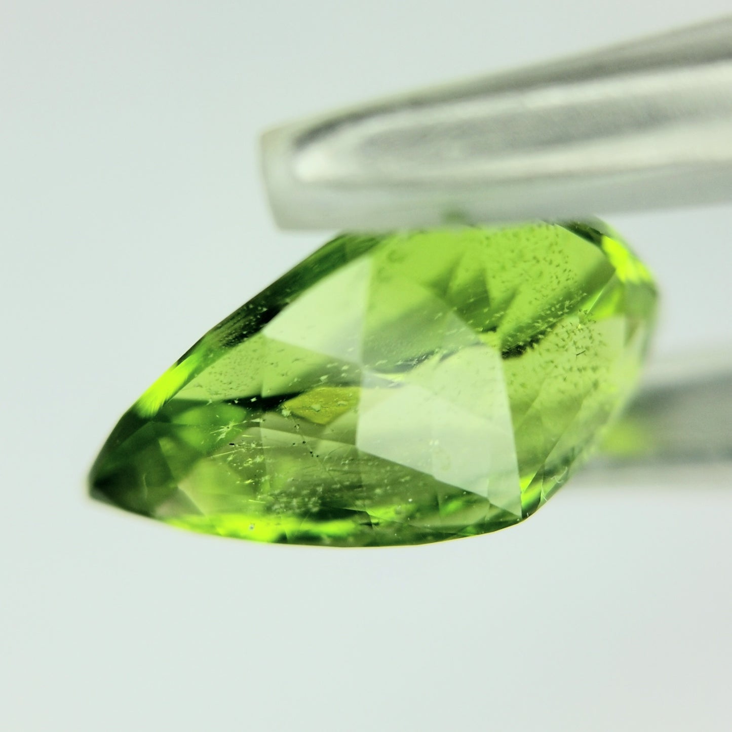 ペリドット 3.67ct / 粉雪舞うような面白いインクルージョンが最高の一石