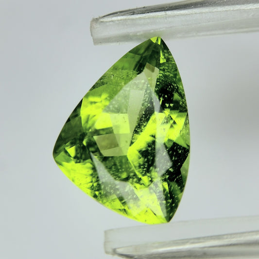 ペリドット 3.67ct / 粉雪舞うような面白いインクルージョンが最高の一石