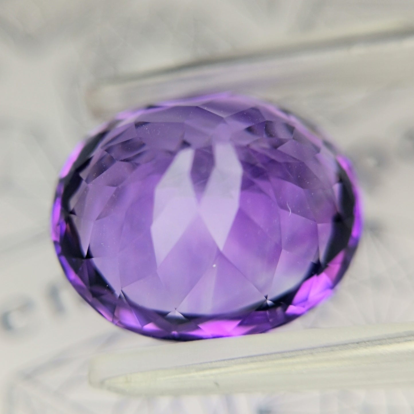 アメジスト11.23ct★色の濃淡と細やかなカットが花咲く希少ゲオちゃん作品キューブ