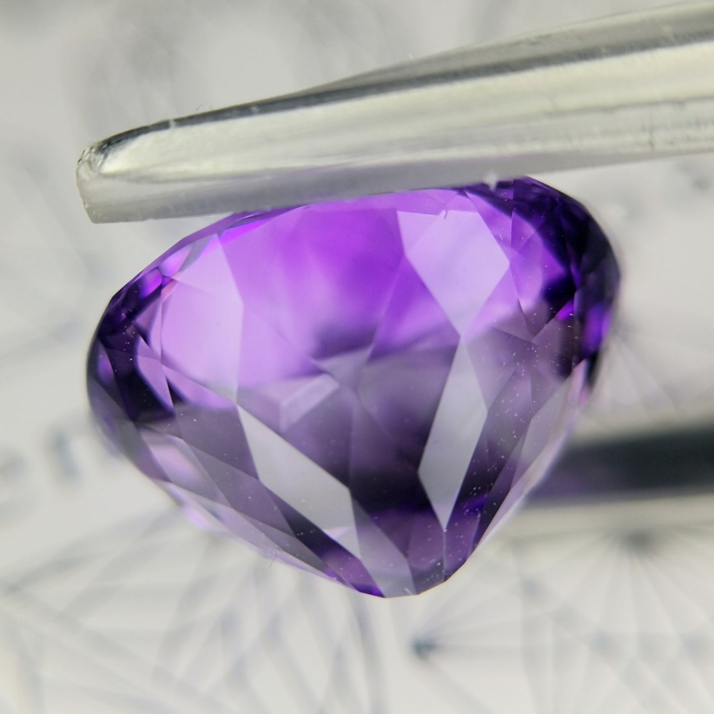 アメジスト11.23ct★色の濃淡と細やかなカットが花咲く希少ゲオちゃん作品キューブ