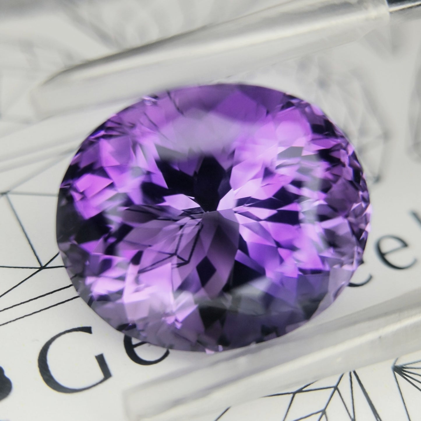 アメジスト11.23ct★色の濃淡と細やかなカットが花咲く希少ゲオちゃん作品キューブ