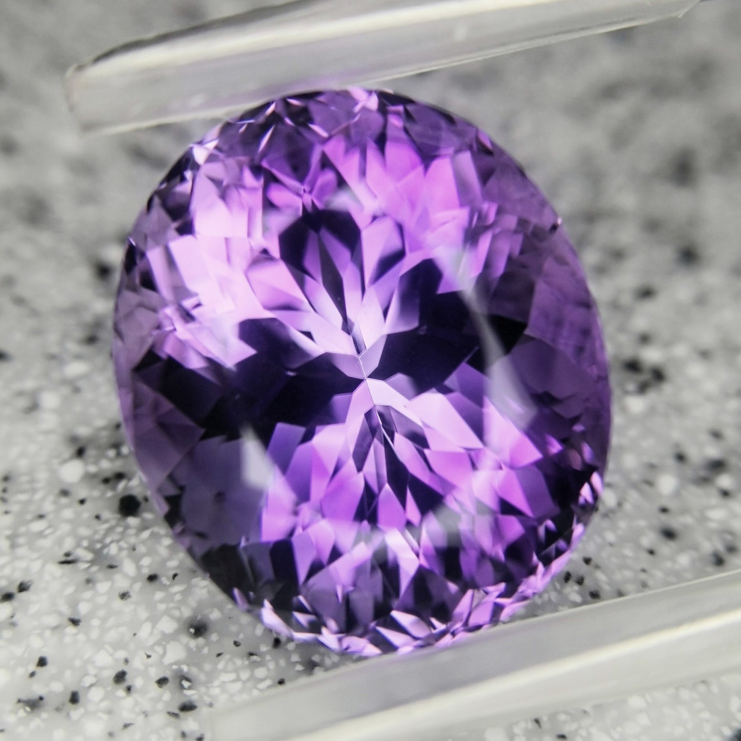 アメジスト11.23ct★色の濃淡と細やかなカットが花咲く希少ゲオちゃん作品キューブ