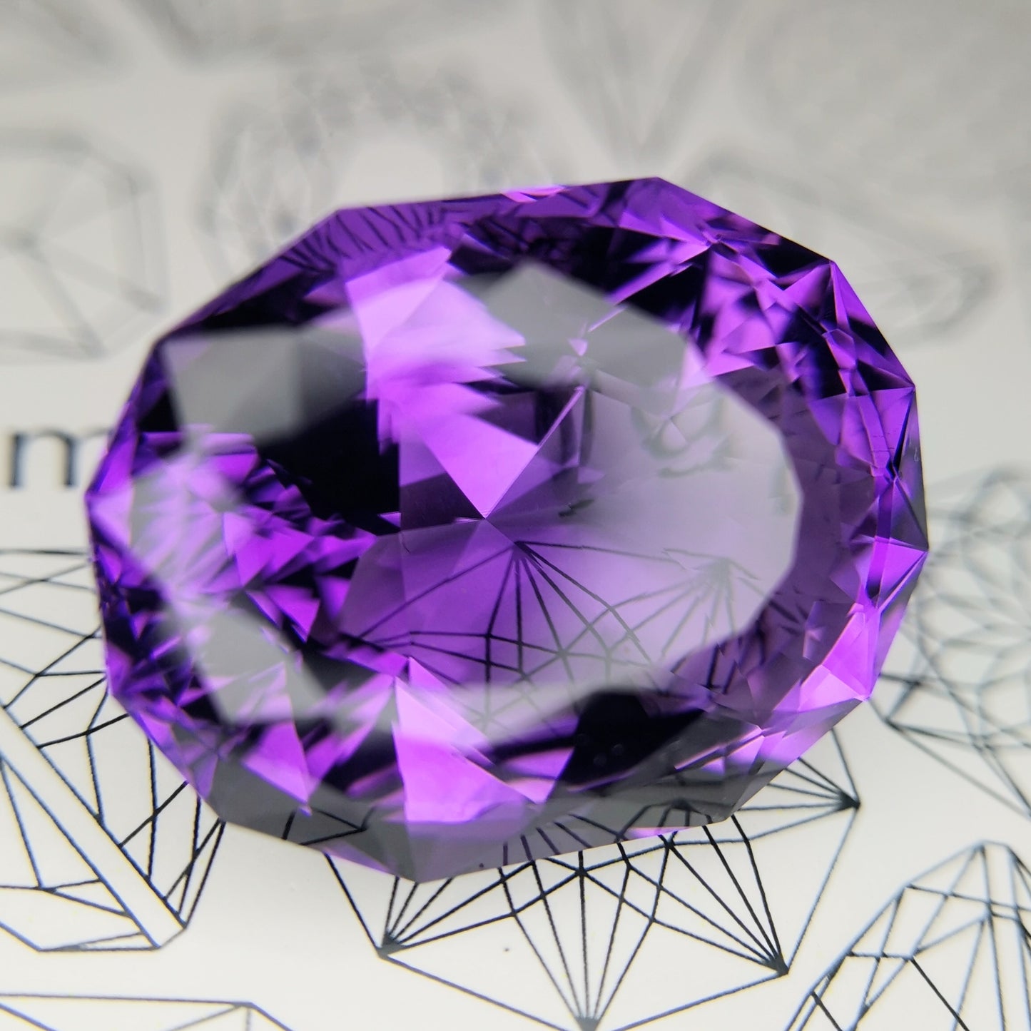 アメジスト29.051ct★三角ファセットがこれでもかと敷き詰められたクラウン三段ステップの煌くファンシーオーバル