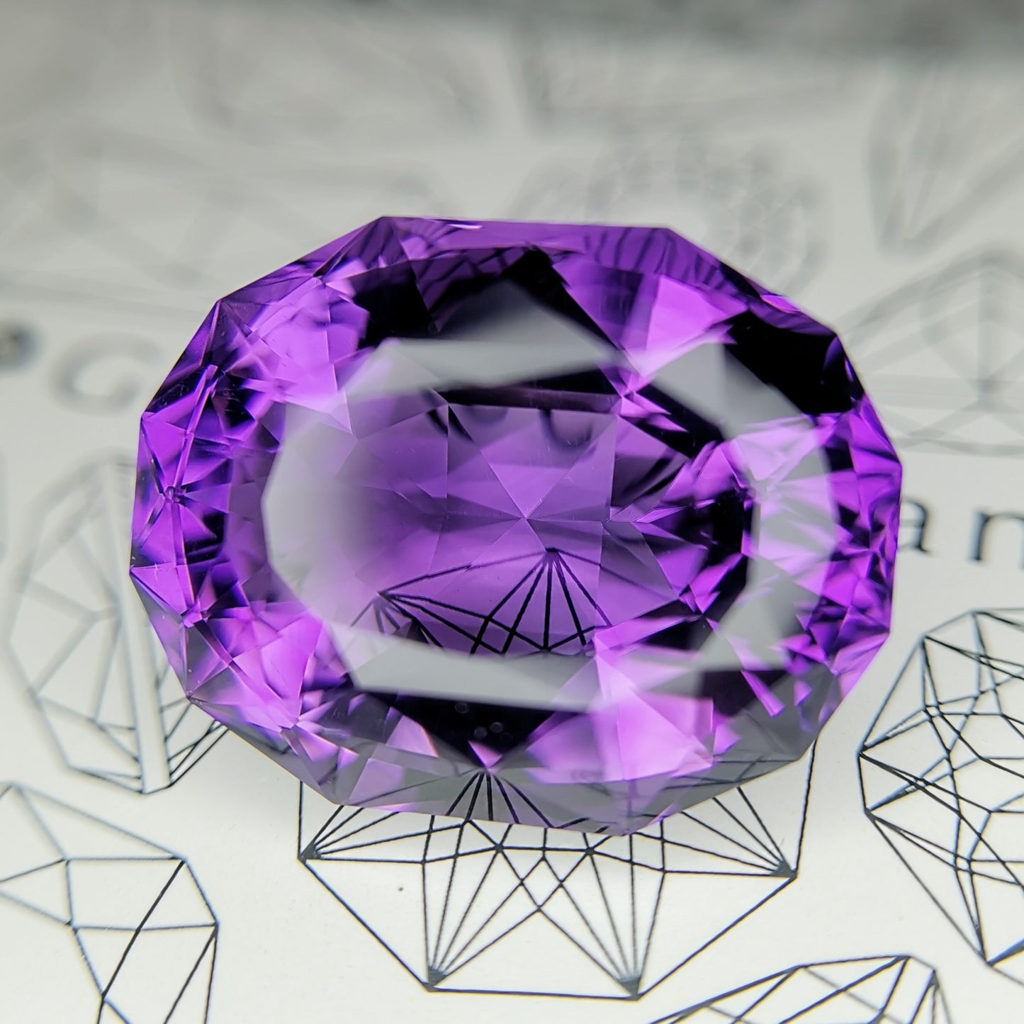アメジスト29.051ct★三角ファセットがこれでもかと敷き詰められたクラウン三段ステップの煌くファンシーオーバル