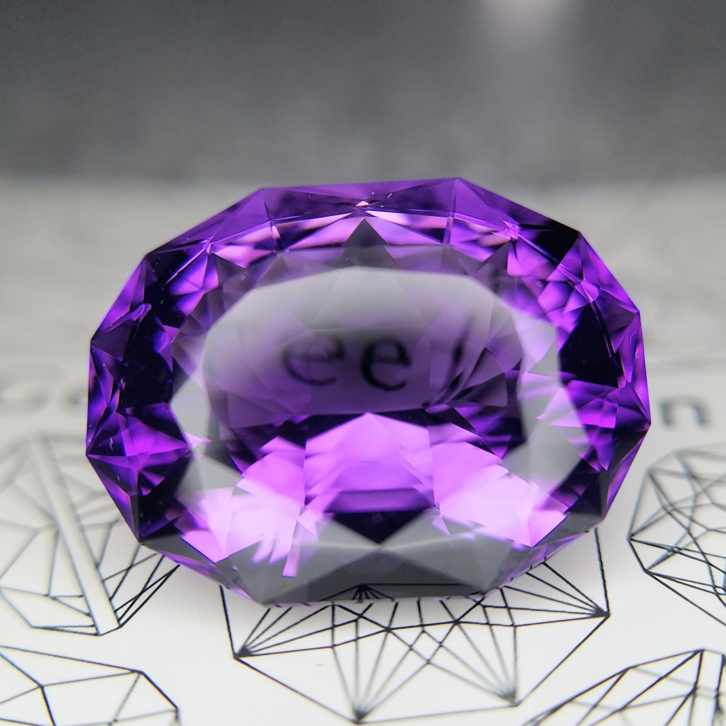 アメジスト29.051ct★三角ファセットがこれでもかと敷き詰められたクラウン三段ステップの煌くファンシーオーバル