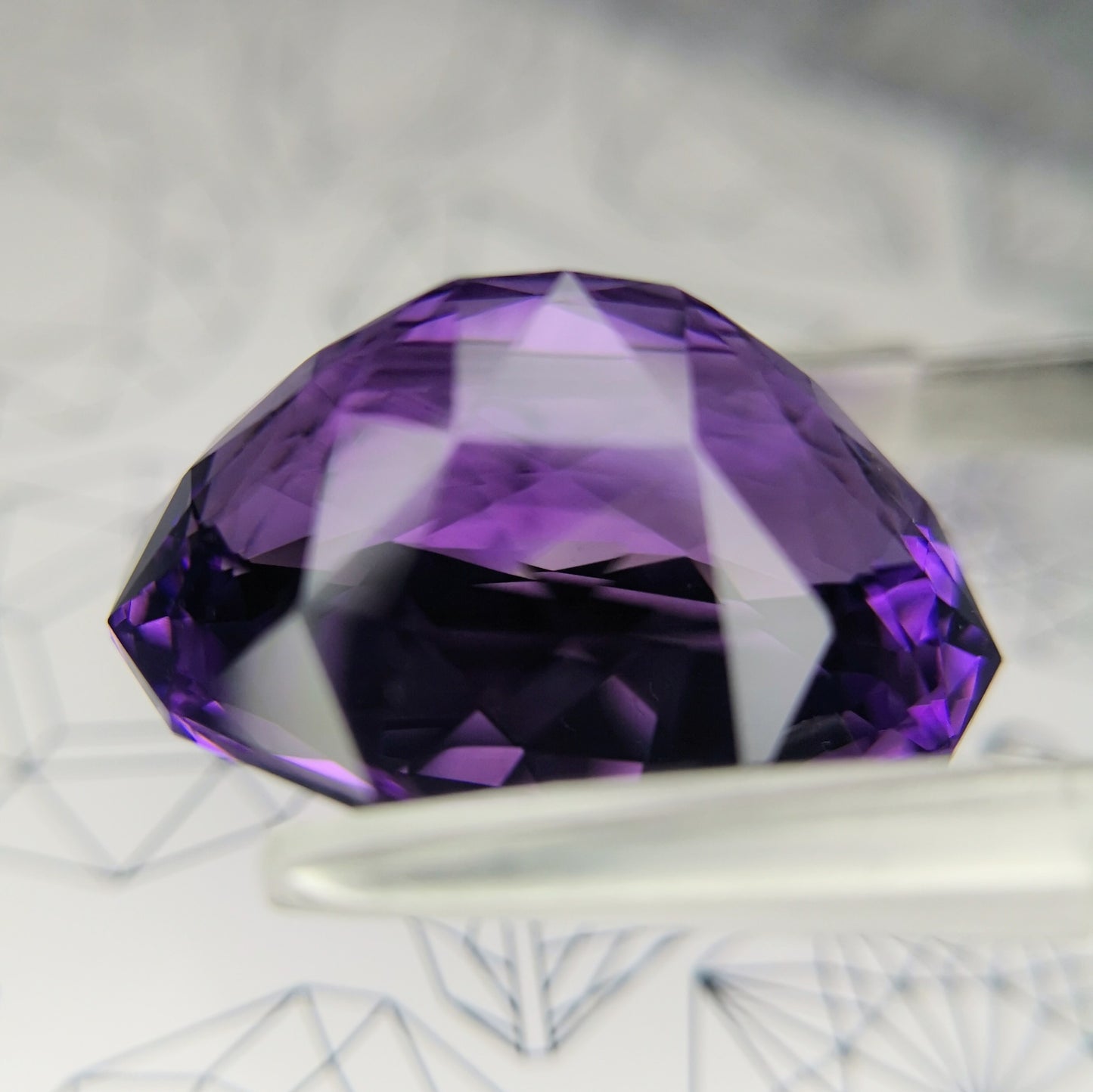 アメジスト29.051ct★三角ファセットがこれでもかと敷き詰められたクラウン三段ステップの煌くファンシーオーバル