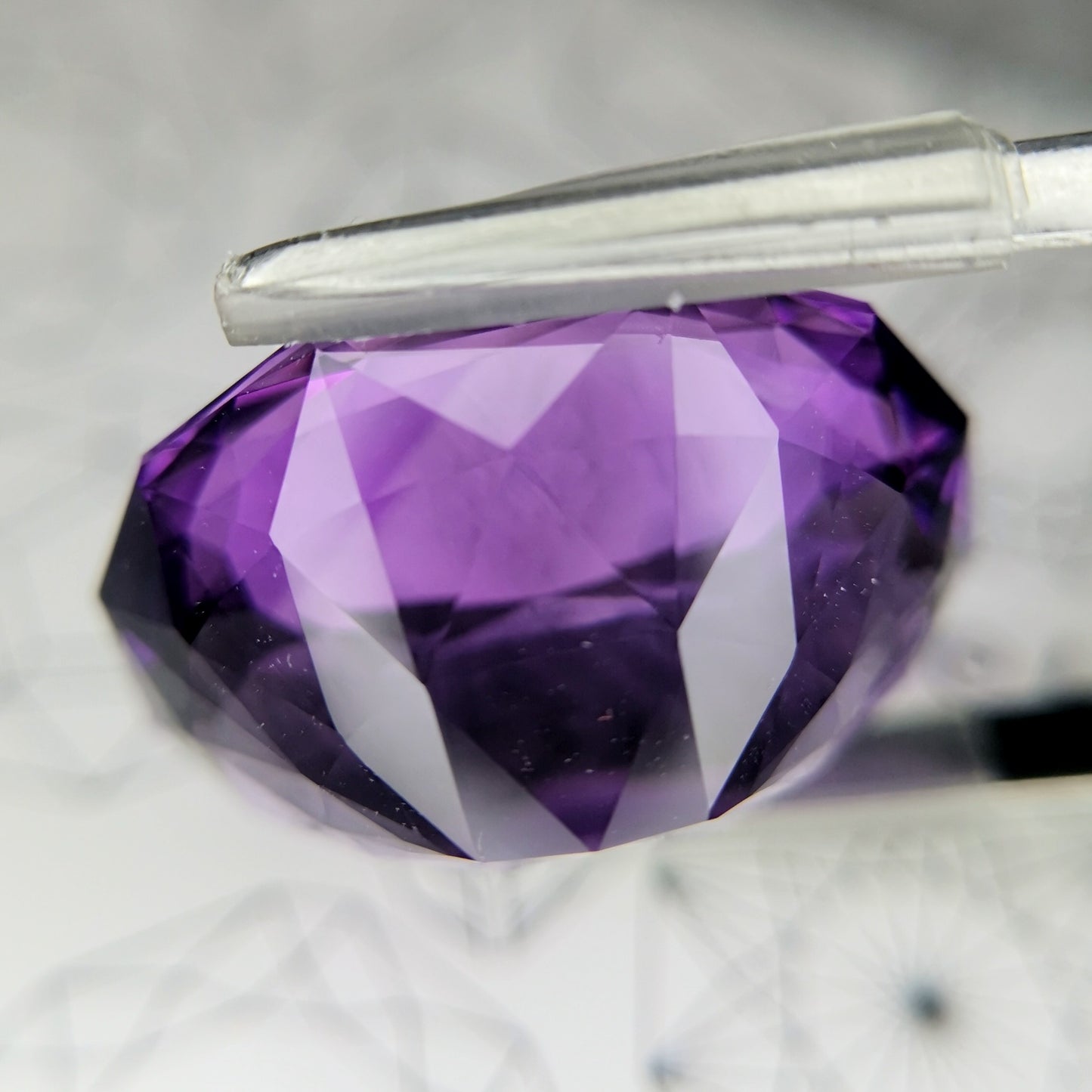 アメジスト29.051ct★三角ファセットがこれでもかと敷き詰められたクラウン三段ステップの煌くファンシーオーバル