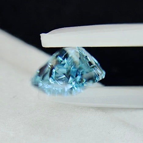 両端の色だまり感と鋭い照り返し★仕入職人お気に入りのロングエレガントカット★アクアマリン 2.427ct