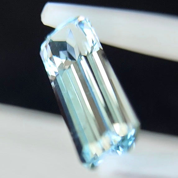 両端の色だまり感と鋭い照り返し★仕入職人お気に入りのロングエレガントカット★アクアマリン 2.427ct