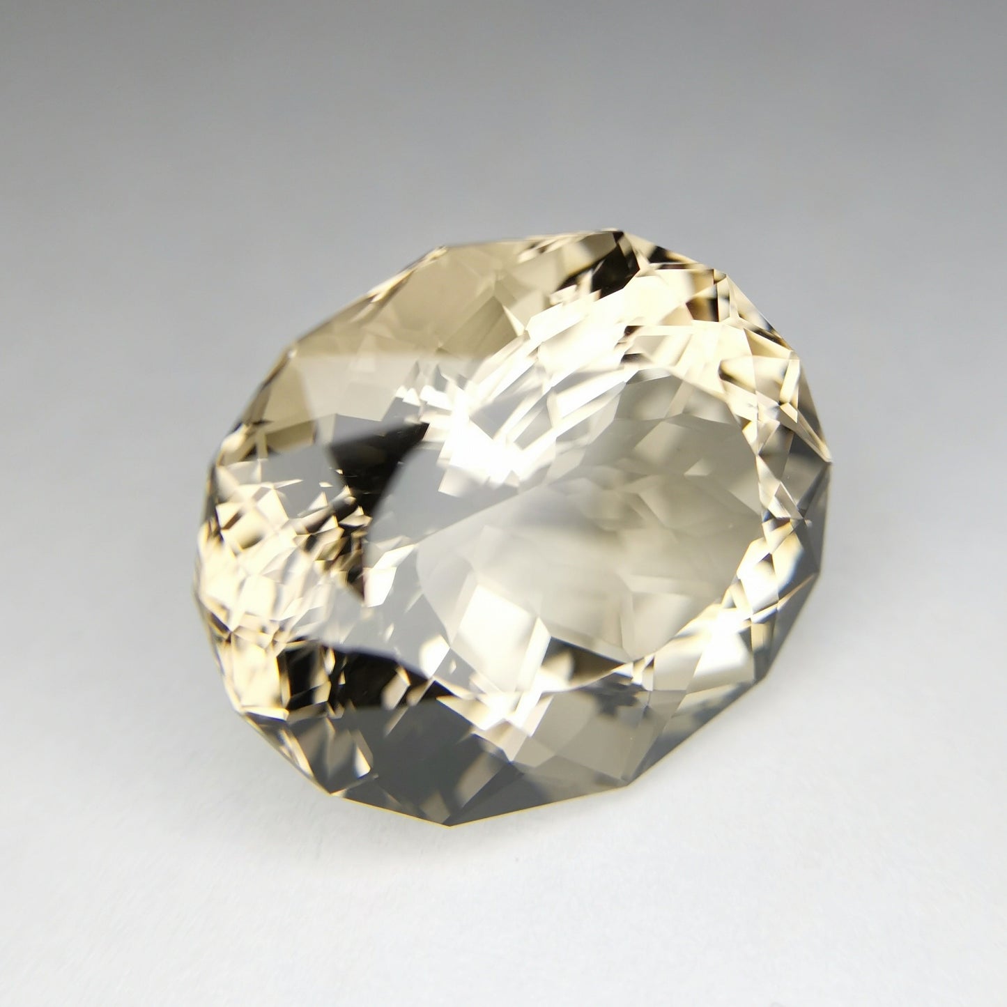 パビリオンのファセットに一工夫が入った煙水晶 / スモーキークォーツ 19.50ct