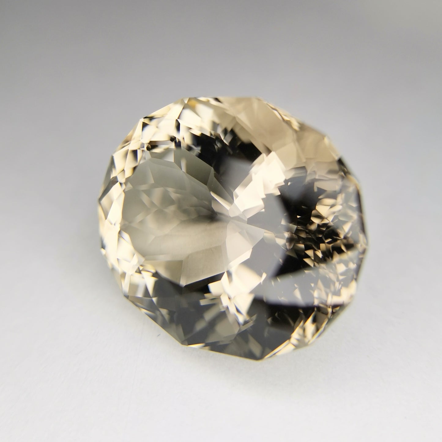 パビリオンのファセットに一工夫が入った煙水晶 / スモーキークォーツ 19.50ct