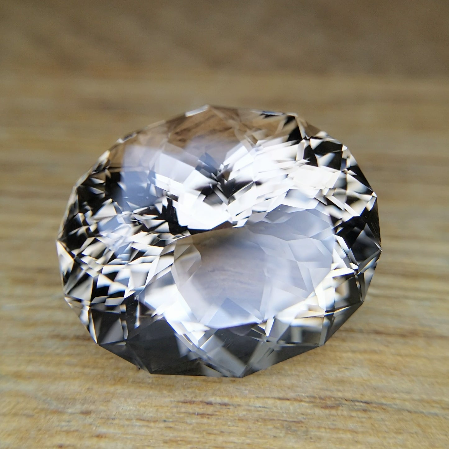 パビリオンのファセットに一工夫が入った煙水晶 / スモーキークォーツ 19.50ct