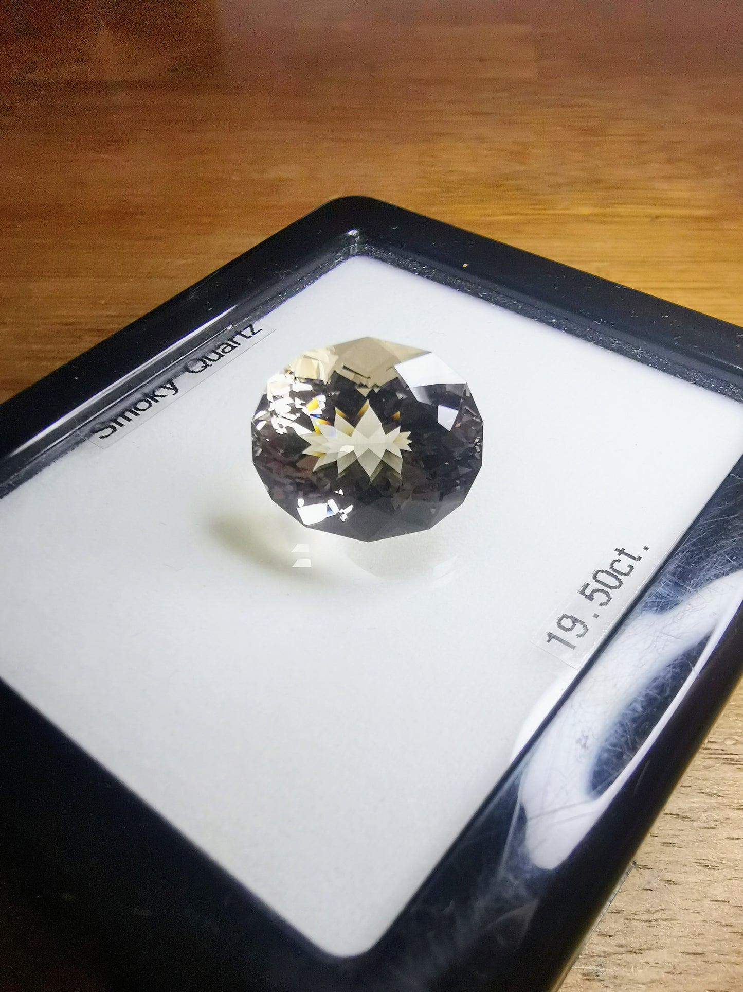 パビリオンのファセットに一工夫が入った煙水晶 / スモーキークォーツ 19.50ct