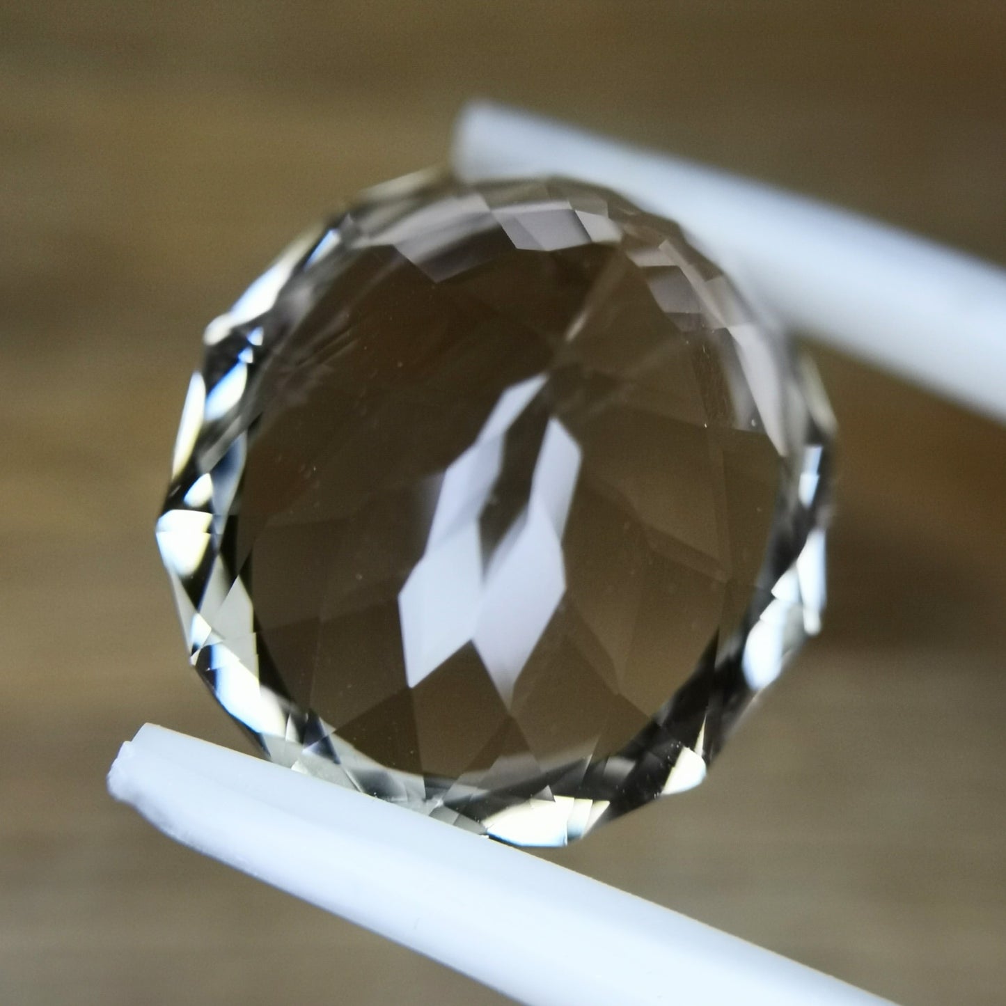 パビリオンのファセットに一工夫が入った煙水晶 / スモーキークォーツ 19.50ct
